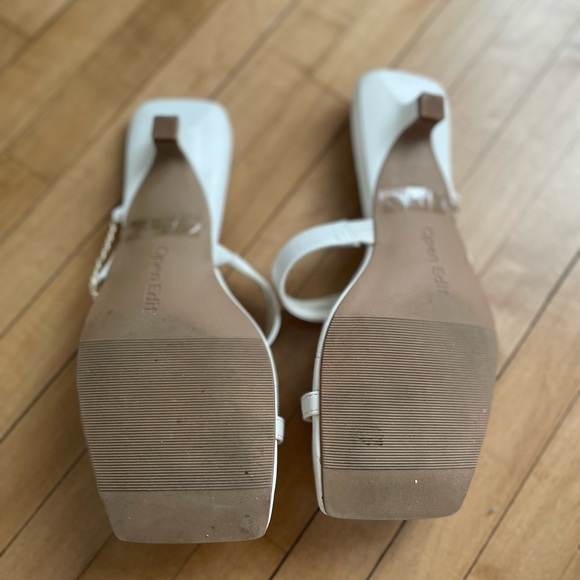 Women’s white kitten heel sandals with gold chain - Picture 3 of 4